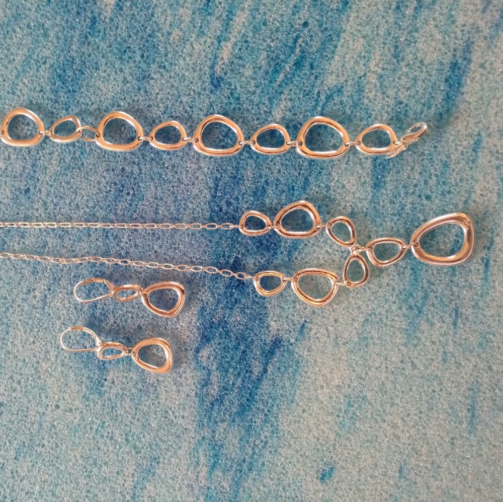 Necklace, earrings and bracelet